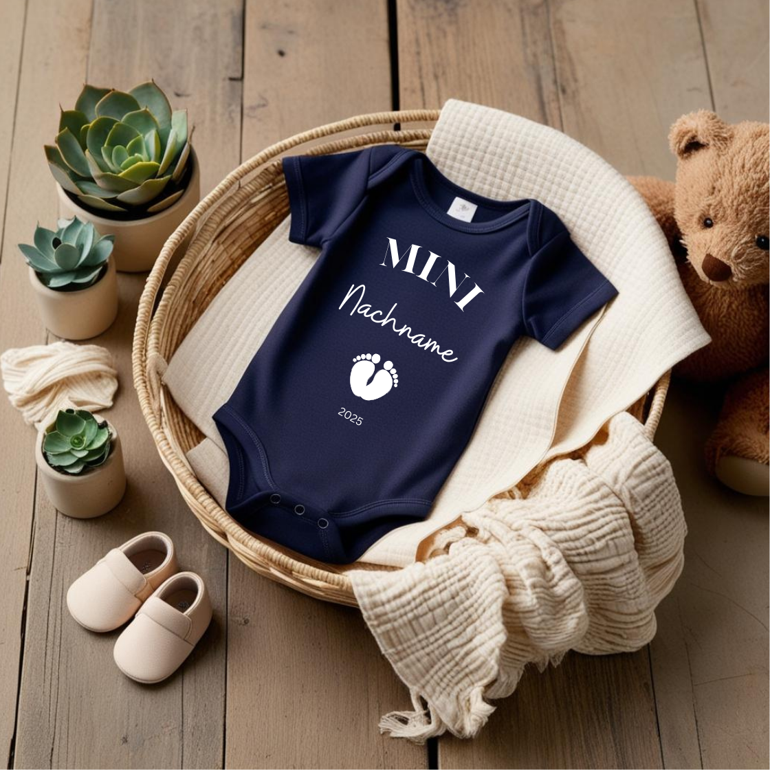 Baby Langarmshirt zur Schwangerschaftsverkündung - Mini Nachname Est. 2025