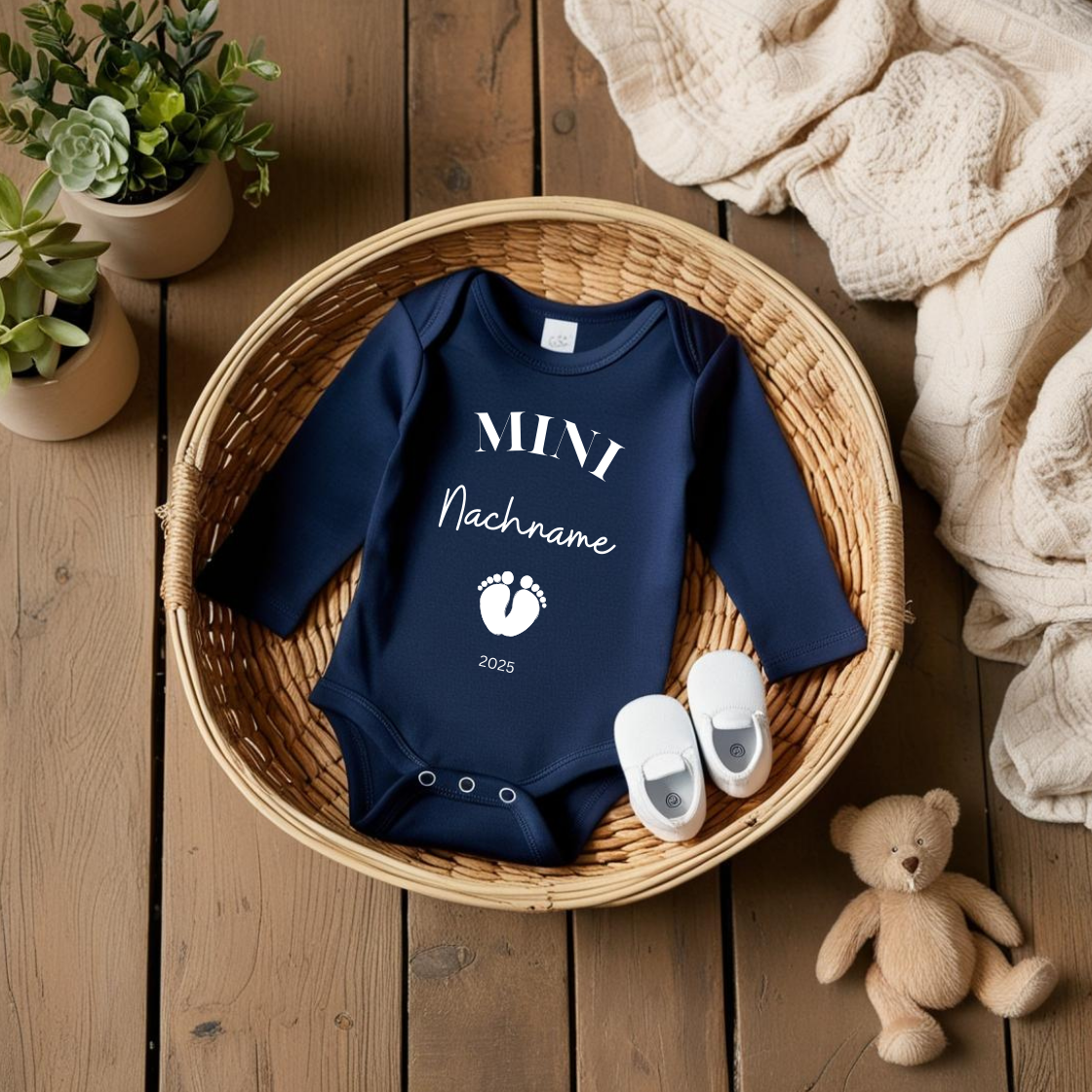 Baby Langarmshirt zur Schwangerschaftsverkündung - Mini Nachname Est. 2025