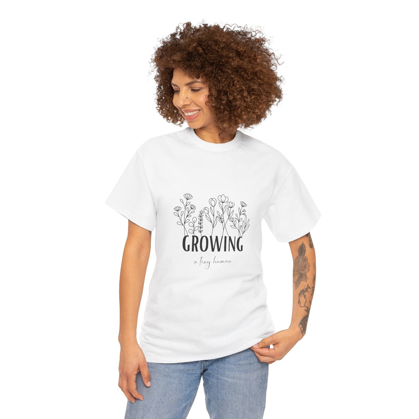 T-Shirt zur Schwangerschaftsverkündung "Growing a tiny human"