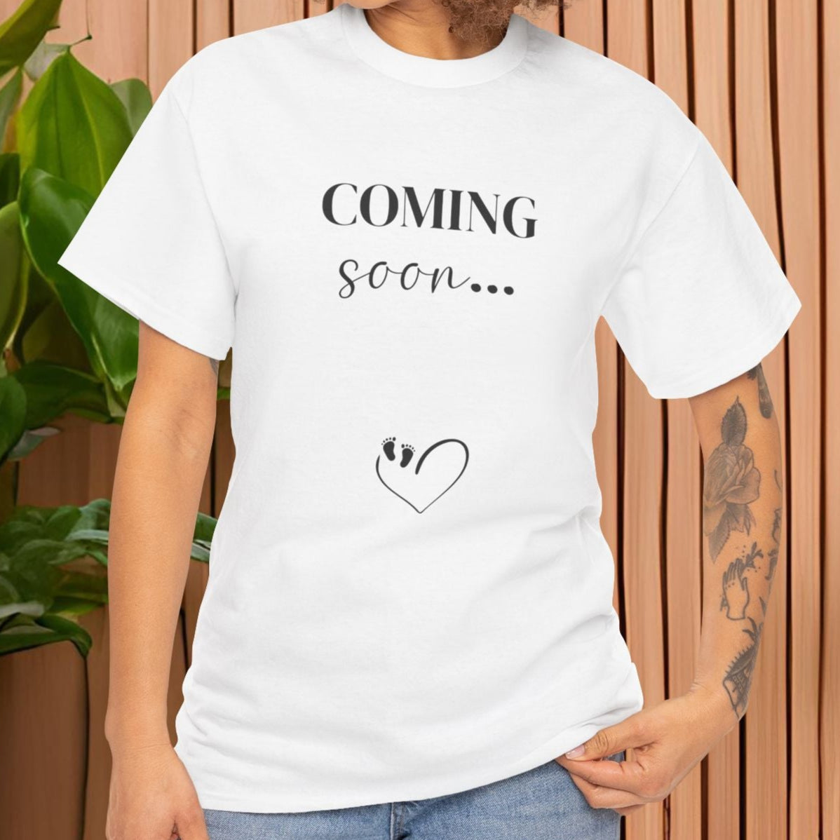 T-Shirt zur Schwangerschaftsverkündung "coming soon"