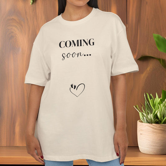 Oversized T-Shirt zur Schwangerschaftsverkündung "coming soon"