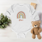 Baby Body personalisiert mit dem Namen + Regenbogen Motiv