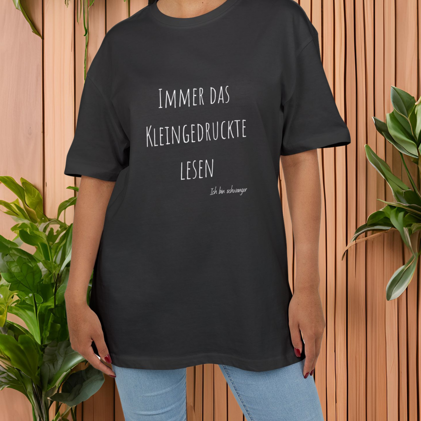 Oversized T-Shirt zur Schwangerschaftsverkündung Kleingedrucktes lesen