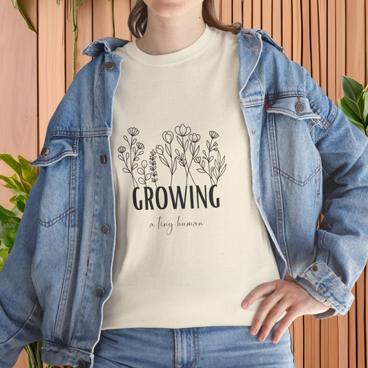 T-Shirt zur Schwangerschaftsverkündung "Growing a tiny human"