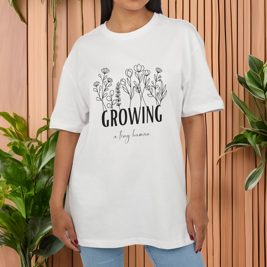 Oversized T-Shirt zur Schwangerschaftsverkündung "Growing a tiny human"