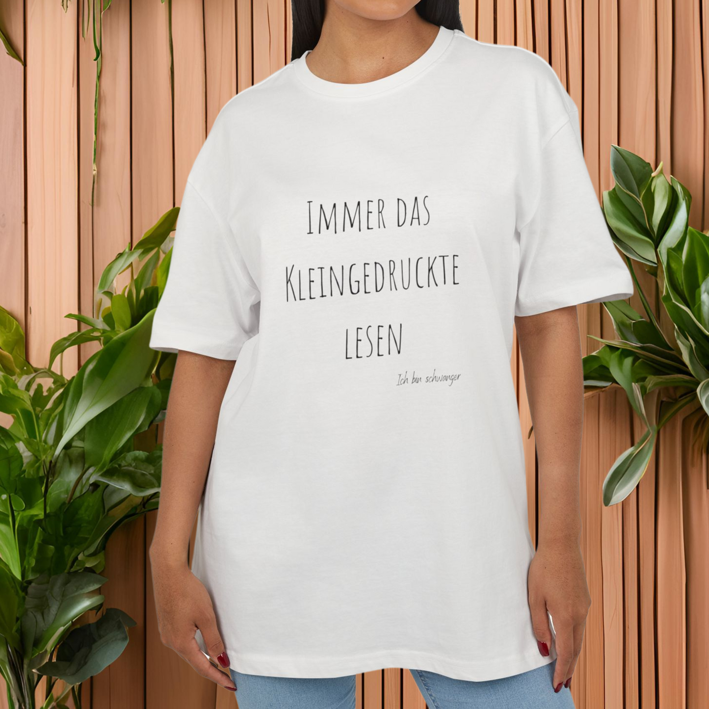 Oversized T-Shirt zur Schwangerschaftsverkündung Kleingedrucktes lesen